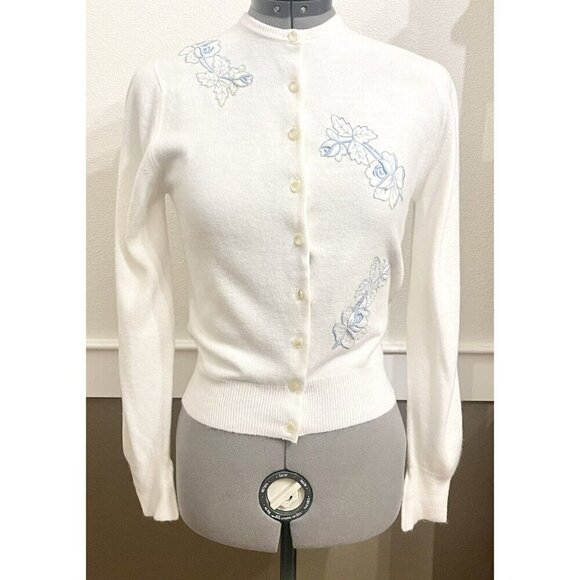 Vintage 1960s Talbott White Knit Orlon Blue Appliqué Rose Cardigan Sweater XS/S - Picture 1 of 7